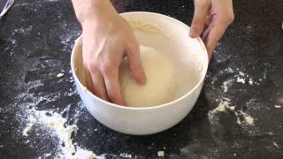 Zelf heerlijk pizzadeeg maken recept voor beginners [upl. by Nodlehs]