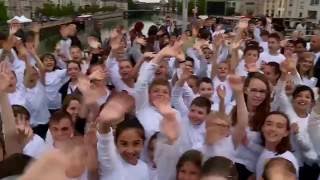 Centenaire Verdun Le lâché de ballons par les enfants [upl. by Sucerdor234]