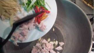 Kai Pad Khing  Ginger Chicken  Gemberkip in Thailand [upl. by Yasmar]