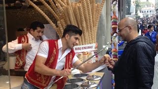 Incroyable Vendeur de Glaces à Istanbul en Turquie 🍦😂 [upl. by Eimorej401]