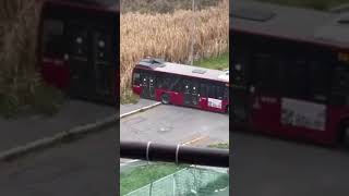 Roma manovra azzardata alla guida del bus autista Atac distrugge il mezzo [upl. by Catherina573]