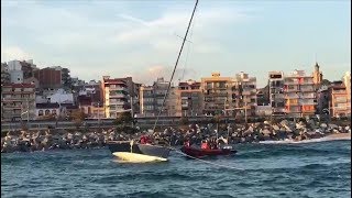 Peligroso rescate de un barco en la costa barcelonesa [upl. by Burne]