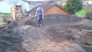 Pumptrack im Garten bauen erste Testfahrt  wwwpumptrackinfo  wwwbikeparkbaude [upl. by Phionna]