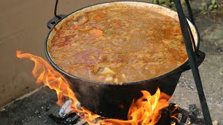 Gulaș la ceaun  Rețetă Ungurească  Ungarisches Gulasch  Goulash Bográcsban Gulyás [upl. by Htrow873]