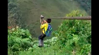 Con polea y a 600 metros de altura se cuelgan niños en Meta para poder estudiar  Noticias Caracol [upl. by Nolahc]