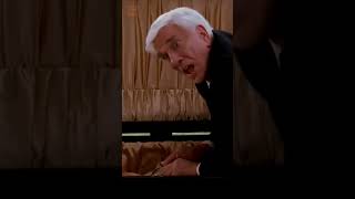 È stato commesso un terribile errore 😂 Leslie Nielsen scena divertente dal film Superhero Movieo [upl. by Kanter]