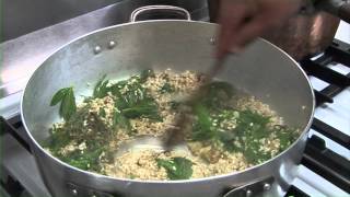 Preparazione risotto con erbe selvatiche [upl. by Coppins]