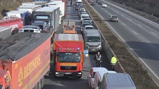 GWL 2 Fw Kerpen  FuStKW Autobahnpolizei Köln werden trotz Rettungsgasse blockiert [upl. by Areikahs]