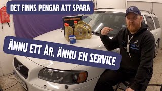 Byter motorolja oljefilter kupéfilter och nollar service lampan på Volvon V70 2006 [upl. by Adivad]