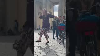 berlin Tanz am Brandenburger Tor Berlin Lebensfreude 💕Shorts einheit freiheit [upl. by Anon]