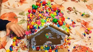 الأولاد يقومون بتزيين الجنجر بريد  تحضيرات عيد الميلاد Ginger Bread House [upl. by Eitisahc557]