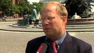 Polizei erschießt nackten Mann im Neptunbrunnen [upl. by Latterll662]