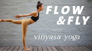 Yoga Ganzkörper Flow  30 kraftvolle Min für einen starken amp flexiblen Körper  Flow amp Fly [upl. by Nnyluqcaj]