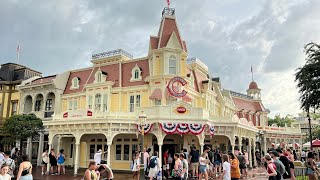 Eating at Caseys Corner at Magic Kingdom  Full Tour Menu amp Hot Dog Review  How to Mobile Order [upl. by Gilus]