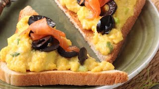 Recette  Brouillade d’oeuf aux olives noires salade de fenouil à l’orange [upl. by Chicky730]