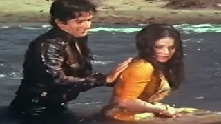 Shashi Kapoor amp Rakhee in forest  Jaanwar Aur Insaan  Bollywood Scene 415 [upl. by Nelleh524]