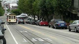 Il tipico tram di San Francisco arriva dalla ripida strada [upl. by Kalie577]