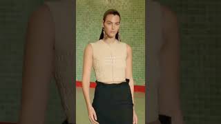 Tory Burch fall25 рекомендациимодаcatwalkmodelfashionrunwaystyleshownewshortsytbshorts [upl. by Nancy341]