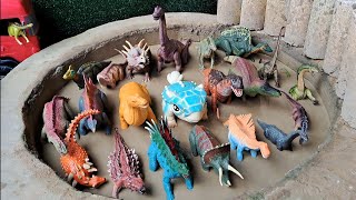 Dinossauros de Plástico Presos na Lama Triceratops Estegossauro Parassaurolofo Brontossauro [upl. by Arinaj]