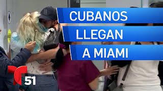 Llegan a Miami cubanos tras quedar detenidos en Mexico [upl. by Nilyarg]