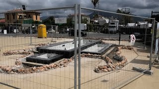 Proseguono i lavori e le polemiche per la nuova piazza antistante il pontile di Marina di Massa [upl. by Goldston903]