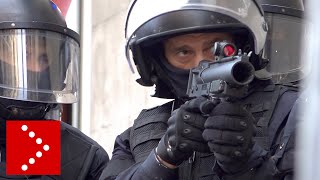 Barcellona indipendentisti in piazza proiettili di gomma contro i manifestanti [upl. by Archie213]