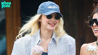 Gigi Hadid si gusta un gelato per le strade di New York insieme all’amica Leah McCarthy [upl. by Enrev]