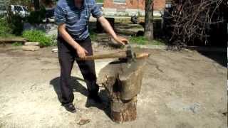 Однофазный винтовой колун против большого пня Wood splitter against a large tree stump [upl. by Atinyl]