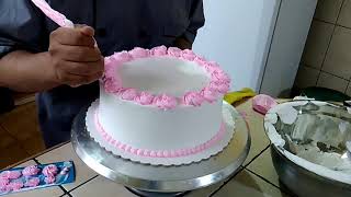 Cómo decorar una torta con chantilly [upl. by Utley]