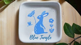 Decorare piatto in argilla con ingobbi ceramic clayplate rabbit engobes easter [upl. by Maletta]