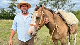 Dejó su departamento en la CIUDAD para VIVIR rescatando CABALLOS  Mercedes Buenos Aires [upl. by Jacquetta]