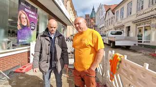 Der Straßenbau beginnt  Bürgermeister Ingo Schäper legt den 1 Pflasterstein [upl. by Hardie237]