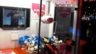 Sega Ufo Catcher Sonic at London Trocadero [upl. by Cleodal]