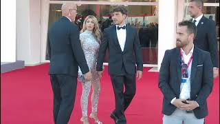 Oriana Marzoli e Daniele Dal Moro baci sul red carpet poi discutono con la security [upl. by Swane678]