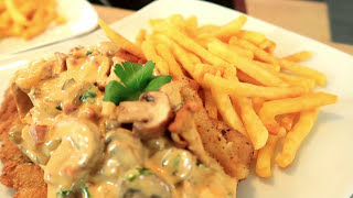 Schnitzel mit Pilzrahmsoße Rezept  Jägerschnitzel  Champignonrahmsauce kochen  Pommes [upl. by Noscire223]