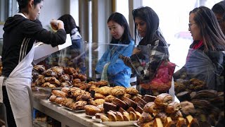 A Roma donne profughe a scuola per diventare pasticcere [upl. by Natsirhc92]