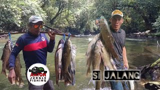 SI JALANG ikut berburu mahseer di sungai tengah hutan Kalimantan [upl. by Eniotna]