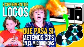 ¿QUÉ PASA SI metes 📀 CDs 📀 en el MICROONDAS 🙀 ¡¡Mira lo que ocurre EXPERIMENTOS caseros LOCOS [upl. by Dnomed]