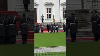 Preußischer Präsentiermarsch 21112023 Schloss Bellevue bundeswehr wachbataillon stabsmusikkorps [upl. by Hametaf552]