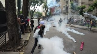 Nuovi violenti scontri in Venezuela fra polizia e manifestanti [upl. by Jarita]