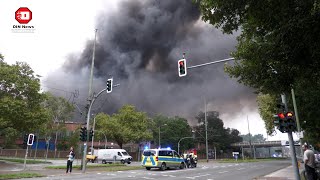 Großbrand Duisburg NRW  starke Rauchentwicklung Sirenenalarm [upl. by Eanrahc]