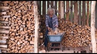 28e  In Zweden  Houtopslag is klaar is prachtig geworden en gebouwd met boomstammen [upl. by Naliorf381]