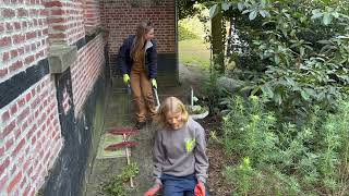 Vrijwilligers aan het werk in de Plantentuin [upl. by Eizzo]