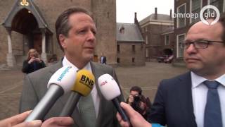 D66ers Alexander Pechtold en Wouter Koolmees lopen hand in hand beeld NOS [upl. by Lerret]