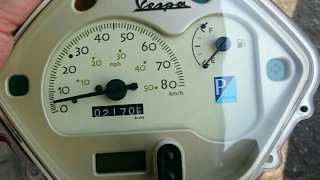 Vespa LX 50  LX 125  GTS  ET2  Tacho  Cockpit Batterie wechseln in 15 Minuten [upl. by Eiramasil423]