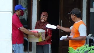 orang tua pelajar dapat bantuan beras dan mie selama pandemi [upl. by Ailongam]