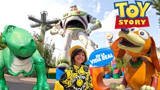 Toy Story en la VIDA REAL en Disneyland [upl. by Neliak940]