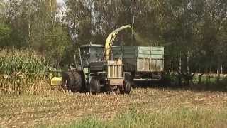 Oorts mais hakselen 2014 1 met John Deere 5830 [upl. by Pantia777]