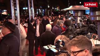 George Clooney Jean Dujardin et Matt Damon en balade sur les Champs Élysées  Monuments Men [upl. by Annawak775]