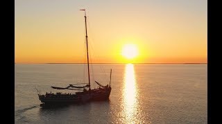 Zeilen en droogvallen op de Waddenzee met de zeil klipper de Avontuur [upl. by Yderf697]